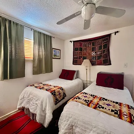 Downtown Historic East-side Coyote House 2b 2ba Holiday home